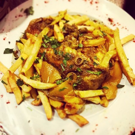 Assiette de poulet rôti à la Marocaine