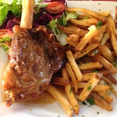 Assiette de poulet rôti à la Marocaine